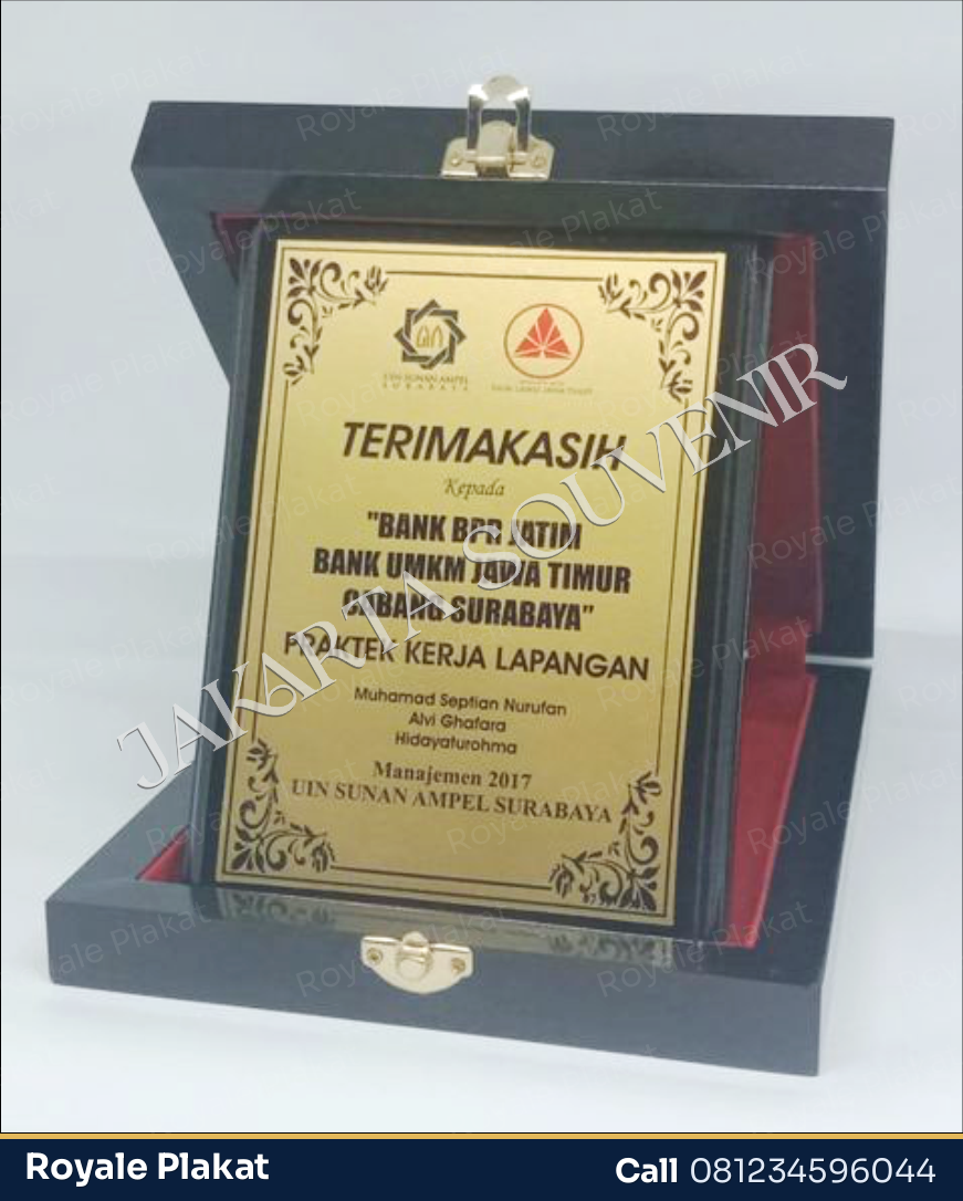 Plakat Kayu Penghargaan Premium - First Trophy