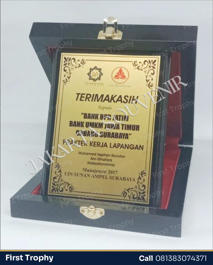 Plakat Kayu Penghargaan Premium - First Trophy
