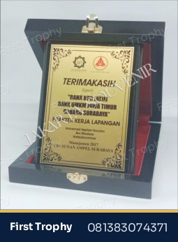 Plakat Kayu Penghargaan Premium