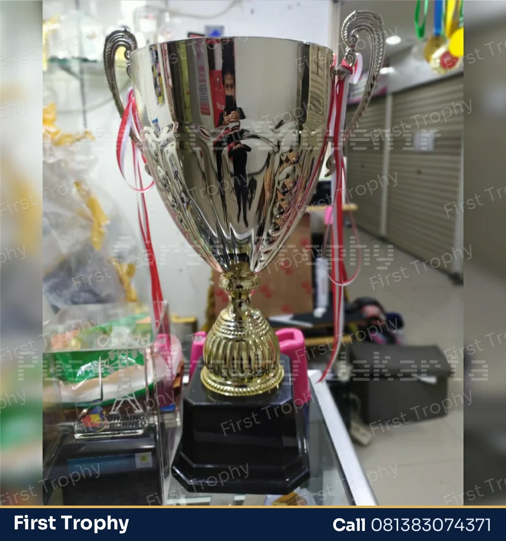 Trophy Gelas Besar Mewah