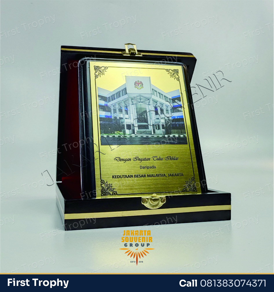 Plakat Kayu Premium - First Trophy