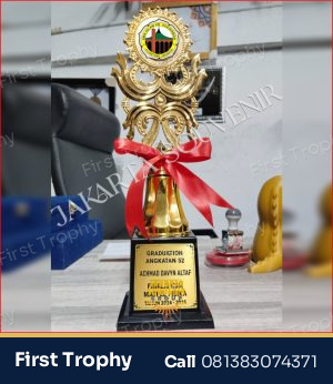 Piala Plastik Kaki Empat