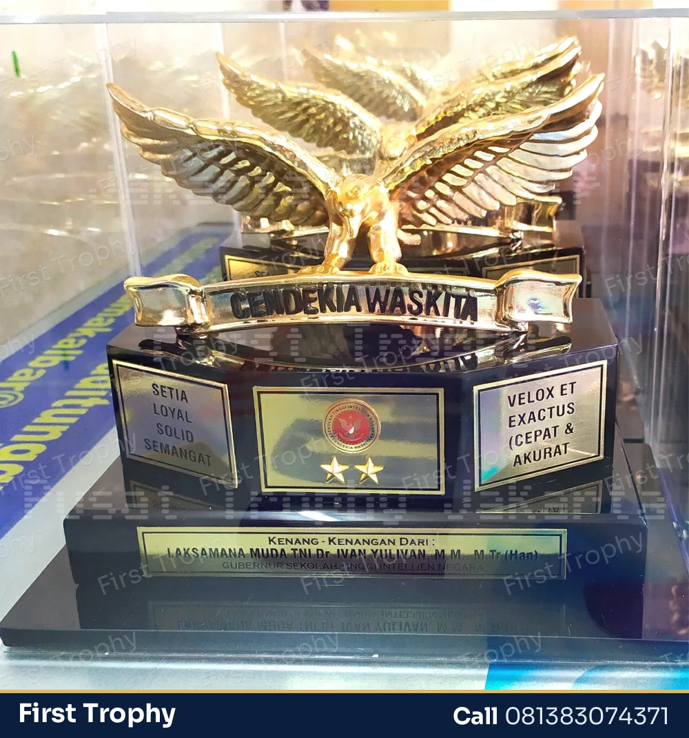 Piala Plastik Burung Bangsa